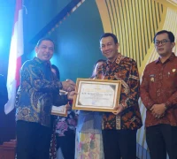 Kepala Dinas Komunikasi dan Informatika Kota Pontianak Zulkarnain saat menerima piagam penghargaan dari Komisi Informasi Provinsi Kalbar.