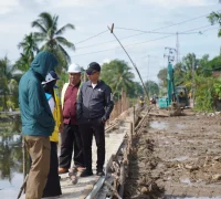 Wali Kota Pontianak Edi Rusdi Kamtono meninjau progres pembangunan turap di Parit Sungai Jawi Jalan Paralel Pal Lima.