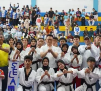 Wali Kota Pontianak Edi Rusdi Kamtono berfoto bersama para atlet Taekwondo yang berlaga di Wali Kota Cup 4