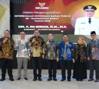 Gubernur Kalbar Ria Norsan bersama Ketua KIP RI dan jajaran Komisi Informasi Kalbar menghadiri Malam Penganugerahan Keterbukaan Informasi Publik 2025 di Pendopo Gubernur.