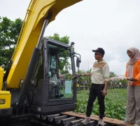 Uji coba eskavator amfibi membersihkan parit Sungai Jawi dari tumbuhan gulma. Kehadiran kendaraan berat ini diharapkan membuat aliran drainase dan parit-parit lancar sehingga mengurangi genangan.