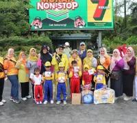 Bunda PAUD Kota Pontianak Yanieta Arbiastutie Kamtono saat sosialisasi PAUD Wajib Belajar 13 tahun di Taman Digulis.