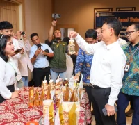 Wali Kota Pontianak Edi Rusdi Kamtono melihat produk-produk UMKM yang dipamerkan saat workshop.