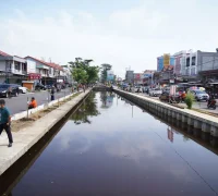 Ruas Jalan Sungai Raya Dalam yang menghubungkan Kabupaten Kubu Raya dan Kota Pontianak.