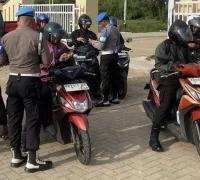 Propam Polres Kubu Raya memeriksa kelengkapan kendaraan dan identitas anggota dalam kegiatan Gaktiplin selama Operasi Zebra Kapuas 2025.