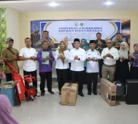 Wakil Wali Kota Pontianak Bahasan menyerahkan bantuan barang secara simbolis yang bersumber dari DAU dan PAD kepada masyarakat.