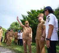 Gubernur Kalimantan Barat Ria Norsan meninjau lokasi rencana pembangunan Bandara Sukadana di Desa Riam Berasap, Kayong Utara.