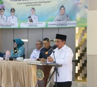 Wakil Wali Kota Pontianak Bahasan saat membuka Sosialisasi PAUD Wajib Belajar 13 Tahun di Aula Kantor Camat Pontianak Timur.
