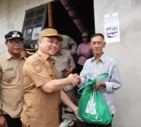 Gubernur Kalbar Ria Norsan meninjau program bedah rumah Kalbar di Desa Sungai Awan Kiri, Ketapang.