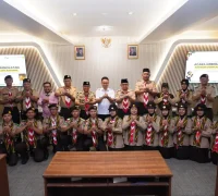 Wali Kota Pontianak Edi Rusdi Kamtono dan Ketua Kwarcab Pramuka Kota Pontianak Firdaus Zarin mengibarkan bendera pataka saat melepas anggota Pramuka yang akan mengikuti Raimuna Daerah 2025 di Sintang.