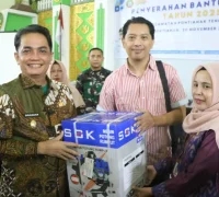 Wakil Wali Kota Pontianak Bahasan menyerahkan bantuan barang yang bersumber dari DAU 2025 kepada masyarakat di Kecamatan Pontianak Tenggara.