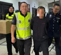 Tersangka HR asal Balai Karangan digiring petugas setelah kedapatan membawa ribuan lembar uang Ringgit Malaysia palsu