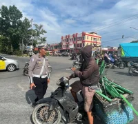 petugas polres kubu raya gelar operasi zebra kapuas 2025 di simpang kapur