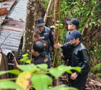 Petugas AADK Sarawak lakukan razia narkoba di sungai asap belaga.