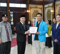 Gubernur kalbar ria norsan melantik dewan pendidikan dan menyerahkan beasiswa kepada mahasiswa berprestasi.