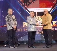 Ketua Komisi VII DPR RI Saleh Partaonan Daulay menyerahkan plakat penghargaan RRI Awards 2025 kepada Plt Kepala Dinas Komunikasi dan Informatika Kota Pontianak Yusnaldi mewakil Pemerintah Kota Pontianak.