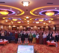 Ayah Irwan Rinaldi memberikan materi parenting tentang hutang pengasuhan dalam seminar SDIT Al Mumtaz Pontianak