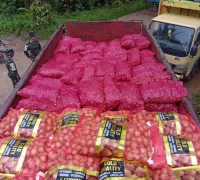 Barang bukti rokok dan bawang hasil penyelundupan yang digagalkan Tentara Malaysia di perbatasan Serikin