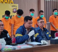 Kasat Reskrim Polres Kubu Raya IPTU Nunut Rivaldo Simanjuntak menjelaskan pengungkapan kasus kekerasan seksual terhadap anak dalam konferensi pers.