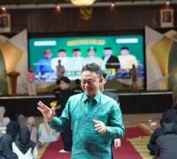 Wali Kota Pontianak Edi Rusdi Kamtono menyapa mahasiswa Kabupaten Sambas saat menghadiri Bubor Paddas KMKS 2025 di Pendopo Gubernur Kalbar.