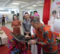 Gubernur Kalbar Ria Norsan meresmikan Gedung Pasifikus Bos di Katedral Santo Yosef Pontianak bersama para pejabat dan umat.