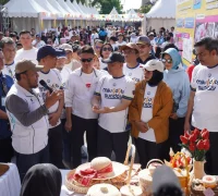 Menteri UMKM Maman Abdurrahman didampingi Wali Kota Pontianak Edi Rusdi Kamtono berdialog dengan pelaku UMKM yang ikut serta dalam MikroDOTS di kawasan CFD.