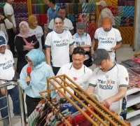 Menteri UMKM Maman Abdurrahman melihat produk-produk UMKM saat berkunjung ke Gedung UMKM Center Pontianak.