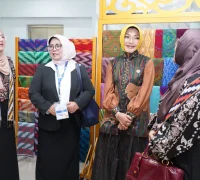 Ketua Dekranasda Kota Pontianak Yanieta Arbiastutie Kamtono menjelaskan produk-produk yang ada di UMKM Center saat menerima kunjungan istri para Rektor se-Indonesia.