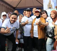 Gubernur Ria Norsan bersama Menteri UMKM Maman Abdurahman menghadiri kegiatan MikroDOTS 2025 di Car Free Day Pontianak untuk mendukung pengembangan UMKM.