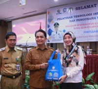 Wakil Wali Kota Pontianak Bahasan menyerahkan cenderamata kepada peserta pelatihan.