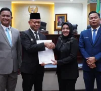 Wali Kota Pontianak Edi Rusdi Kamtono menyerahkan Rancangan Peraturan Daerah (Ranperda) APBD 2026 kepada Wakil Ketua DPRD Kota Pontianak Bebby Nailufa.