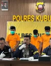 Petugas Satreskrim Polres Kubu Raya saat memberikan keterangan pers pengungkapan kasus kekerasan seksual terhadap anak di Sungai Raya.