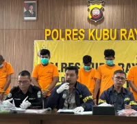 Petugas Satreskrim Polres Kubu Raya saat memberikan keterangan pers pengungkapan kasus kekerasan seksual terhadap anak di Sungai Raya.