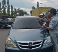 Petugas Satlantas Polres Kubu Raya menegur dan memberi edukasi kepada pengendara dalam Operasi Zebra Kapuas 2025 di Simpang Kapur.