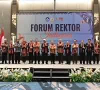 Gubernur Kalimantan Barat Ria Norsan foto bersama para rektor peserta forum Rektor Indonesia di Pontianak