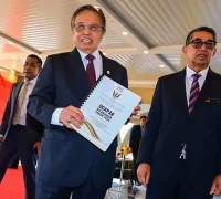 Premier Abang Johari Tun Openg saat memaparkan pendapatan Sarawak tahun 2026.