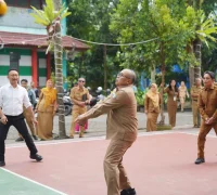 Wali Kota Pontianak Edi Rusdi Kamtono, Wakil Wali Kota Bahasan dan Asisten Administrasi Pembangunan Yusnaldi ikut bermain voli usai membuka pertandingan bola voli antar ASN Pemkot Pontianak.
