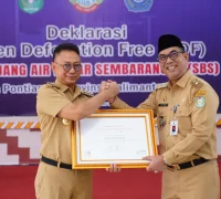 ⁠Asisten Administrasi dan Umum Sekretariat Daerah Provinsi Kalbar Alfian Salam menyerahkan Sertifikat status ODF kepada Wali Kota Pontianak Edi Rusdi Kamtono.