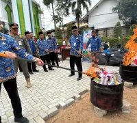 Wali Kota Pontianak Edi Rusdi Kamtono saat memusnahkan layangan hasil razia Satpol PP Kota Pontianak.