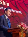 Premier Sarawak Abang Johari menyampaikan rencana ekspansi rute penerbangan AirBorneo ke kota-kota di Indonesia pada Indonesia Evening 2025 di Kuching.
