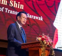 Premier Sarawak Abang Johari menyampaikan rencana ekspansi rute penerbangan AirBorneo ke kota-kota di Indonesia pada Indonesia Evening 2025 di Kuching.