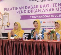 Bunda PAUD Kota Pontianak saat menutup Pelatihan Dasar bagi Tenaga Pendidik PAUD.