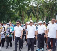 Momen Wali Kota Pontianak Edi Rusdi Kamtono berbaur bersama ribuan ASN Pemkot Pontianak di Fun Walk HUT ke-54 KORPRI.