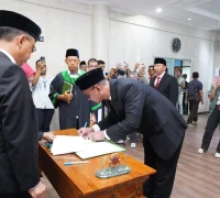 ⁠Tiga direksi PDAM Kota Pontianak mengucapkan sumpah dan janjinya saat dilantik.