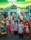 Bunda PAUD Provinsi Kalbar Erlina Ria Norsan dan Bunda PAUD Kota Pontianak Yanieta Arbiastutie Kamtono berfoto bersama siswa-siswi PAUD Percontohan PKK Kota Pontianak.