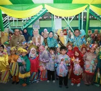 Bunda PAUD Provinsi Kalbar Erlina Ria Norsan dan Bunda PAUD Kota Pontianak Yanieta Arbiastutie Kamtono berfoto bersama siswa-siswi PAUD Percontohan PKK Kota Pontianak.