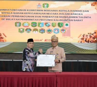 Gubernur Kalbar Ria Norsan menandatangani komitmen bersama Kepala BKN Zudan Arif Fakrulloh untuk percepatan pembangunan Manajemen Talenta ASN di Pendopo Gubernur.