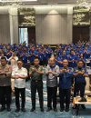Wali Kota Pontianak Edi Rusdi Kamtono berfoto bersama relawan damkar peserta pelatihan.