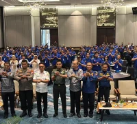 Wali Kota Pontianak Edi Rusdi Kamtono berfoto bersama relawan damkar peserta pelatihan.