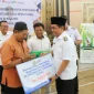 Wakil Wali Kota Pontianak Bahasan menyerahkan secara simbolis bantuan operasional kepada ketua RT dan RW di Pontianak Utara.